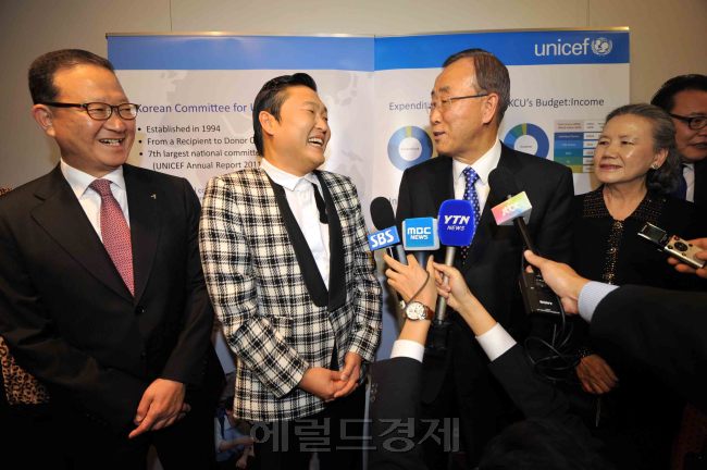 아시아나는 23일 오후 (현지 시각) 뉴욕 UN 한국대표부에서 지난 1994년부터 시작된 ‘사랑의 기내 동전 모으기 운동’ 70억원 돌파 기념식을 가졌다. 이 자리에 참석한 반기문 UN사무총장, 윤영두 아시아나 사장, 가수 싸이가 인사를 나누고 있다.<br />김명섭 기자 msiron@heraldcorp.com
아시아나는 23일 오후 (현지 시각) 뉴욕 UN 한국대표부에서 지난 1994년부터 시작된 ‘사랑의 기내 동전 모으기 운동’ 70억원 돌파 기념식을 가졌다. 이 자리에 참석한 반기문 UN사무총장, 윤영두 아시아나 사장, 가수 싸이가 인사를 나누고 있다.
김명섭 기자 msiron@heraldcorp.com