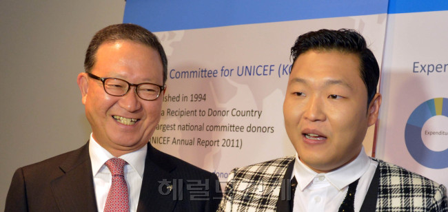 아시아나는 23일 오후 (현지 시각) 뉴욕 UN 한국대표부에서 지난 1994년부터 시작된 ‘사랑의 기내 동전 모으기 운동’ 70억원 돌파 기념식을 가졌다. 이 자리에 참석한 윤영두 아시아나 사장과 가수 싸이가 인사를 나누고 있다.<br />김명섭 기자 msiron@heraldcorp.com
아시아나는 23일 오후 (현지 시각) 뉴욕 UN 한국대표부에서 지난 1994년부터 시작된 ‘사랑의 기내 동전 모으기 운동’ 70억원 돌파 기념식을 가졌다. 이 자리에 참석한 윤영두 아시아나 사장과 가수 싸이가 인사를 나누고 있다.
김명섭 기자 msiron@heraldcorp.com