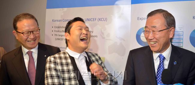 아시아나는 23일 오후 (현지 시각) 뉴욕 UN 한국대표부에서 지난 1994년부터 시작된 ‘사랑의 기내 동전 모으기 운동’ 70억원 돌파 기념식을 가졌다. 이 자리에 참석한 반기문 UN사무총장, 윤영두 아시아나 사장, 가수 싸이가 인사를 나누고 있다.<br />김명섭 기자 msiron@heraldcorp.com
아시아나는 23일 오후 (현지 시각) 뉴욕 UN 한국대표부에서 지난 1994년부터 시작된 ‘사랑의 기내 동전 모으기 운동’ 70억원 돌파 기념식을 가졌다. 이 자리에 참석한 반기문 UN사무총장, 윤영두 아시아나 사장, 가수 싸이가 인사를 나누고 있다.
김명섭 기자 msiron@heraldcorp.com