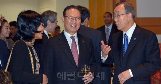 아시아나는 23일 오후 (현지 시각) 뉴욕 UN 한국대표부에서 지난 1994년부터 시작된 ‘사랑의 기내 동전 모으기 운동’ 70억원 돌파 기념식을 가졌다. 이 자리에 참석한 반기문 UN사무총장, 윤영두 아시아나 사장이 인사를 나누고 있다.<br />김명섭 기자 msiron@heraldcorp.com
아시아나는 23일 오후 (현지 시각) 뉴욕 UN 한국대표부에서 지난 1994년부터 시작된 ‘사랑의 기내 동전 모으기 운동’ 70억원 돌파 기념식을 가졌다. 이 자리에 참석한 반기문 UN사무총장, 윤영두 아시아나 사장이 인사를 나누고 있다.
김명섭 기자 msiron@heraldcorp.com