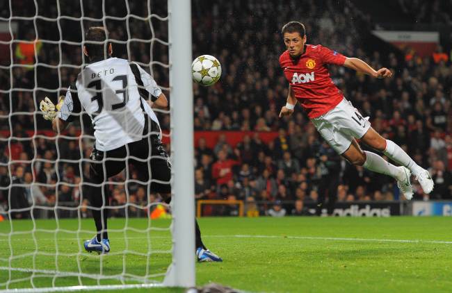 하비에르 에르난데스(Javier Hernandez/축구선수/맨체스터 유나이티드)
Manchester United’s Javier Hernandez scores against Braga on Tuesday.   AFP-Yonhap News