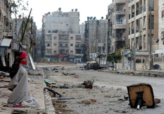 <YONHAP PHOTO-0108> Debris is strewn along a street in the northern city of Aleppo, on October 23, 2012. The UN's World Food Programme (WFP) said it had sent food aid to some 1.5 million people inside Syria in September, up from 850,000 a month earlier, as the crisis pitting President Bashar al-Assad's regime against rebel fighters deepens. AFP PHOTO/PHILIPPE DESMAZES../2012-10-24 01:20:10/ <저작권자 ⓒ 1980-2012 ㈜연합뉴스. 무단 전재 재배포 금지.>
Debris is strewn along a street in the northern city of Aleppo, Syria, Tuesday.   AFP-Yonhap News