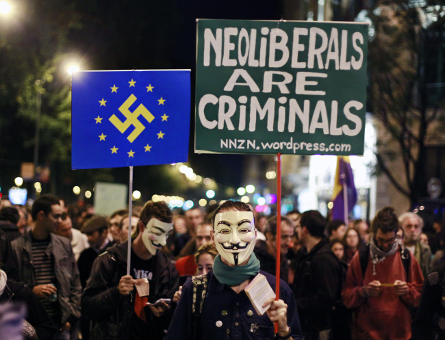 Protesters demonstrate outside the parliament in Madrid on Tuesday.   AP-Yonhap News