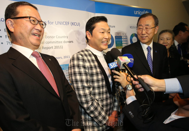 South Korean signer Psy (left), whose real name is Park Jae-sang, speaks with United Nations Secretary General Ban Ki-moon at the U.N. headquarters in New York on Tuesday.   Kim Myung-sub/The Korea Herald