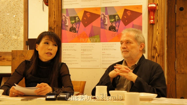 Seoul Philharmonic Orchestra composer-in-residence Chin Un-suk (left) and Hungarian composer and conductor Peter Etvs speak at a press briefing ahead of the “Ars Nova III&IV―Hungary” in Seoul, Monday.   Seoul Philharmonic Orchestra