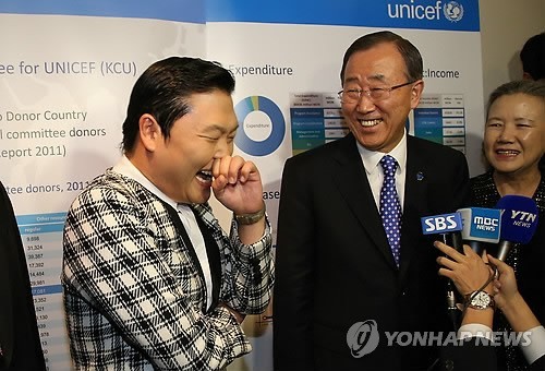 싸이(박재상/가수),반기문(UN사무총장)
S. Korean singer Psy and U.N. sercretary-general Ban Ki-moon meet at U.N. headquarter on Tuesday. (Yonhap News)