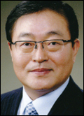 신헌(기업인/롯데백화점 대표)
신헌 롯데백화점 대표의 ‘선물 경영’이 업계에 화제가 되고 있다. 임직원들에게 구두와 펜을 나눠주며 현장을 발로 뛰고 창의적으로 생각하라는 뜻을 전한 것. 불황기에 움츠러든 직원들의 사기도 높이고 최고경영자(CEO)로서 리더십도 십분 발휘했다는 평가다.