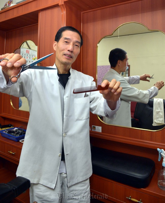 Kim Young-soo in his shop.     Kim Myung-sub/The Korea Herald