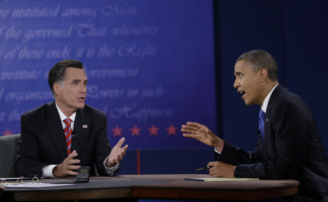 미트 롬니(좌/Mitt Romney/정치인/기업인/전 매사추세츠주지사),버락 오바마(Barack Obama/정치인/미국대통령)
U.S. President Barack Obama and Republican presidential nominee Mitt Romney discuss a point during the third presidential debate at Lynn University, in Boca Raton, Florida, Monday.   AP-Yonhap News