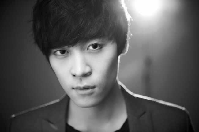 존박(박성규/가수)
가수 존박이 ‘유희열의 스케치북’을 통해 컴백 무대를 가졌다. 존박은 지난 10월 23일 오후 7시 30분 KBS2 ‘유희열의 스케치북’의 녹화에서 컴백 무대를 펼쳤다. 그는 1000여석을 가득메운 팬들에게 큰 박수를 받으며 성공적인 복귀를 알렸다. 특히 이날 유희열은 존박을 두고 “갖고 싶은 남자”라고 소개, 팬들의 함성을 유발했다.