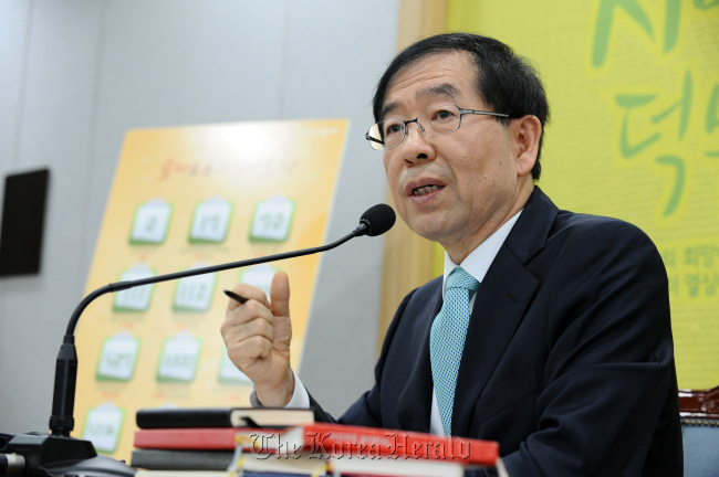 박원순(서울시장)
Seoul Mayor Park Won-soon addresses a news conference Wednesday. Yonhap News