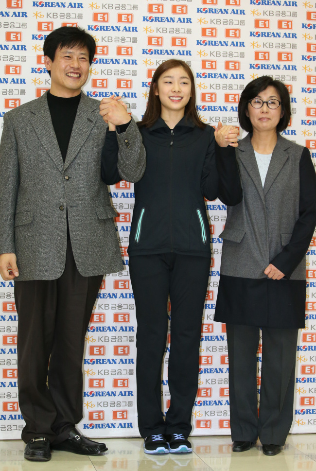 류종현(좌부터/코치)김연아(피겨스케이트선수),신혜숙(코치)
<YONHAP PHOTO-1634> 김연아, 새 코치에 '피겨 스승' 신혜숙-류종현 (서울=연합뉴스) 김주성 기자 = '피겨 여왕' 김연아가 24일 오후 태릉국제스케이트장에서 기자회견을 갖고 이번 시즌을 함께할 새로운 코치진을 발표한 뒤 신혜숙(오른쪽), 류종현 코치(왼쪽)와 손을 잡고 포즈를 취하고 있다. 옛 스승인 신혜숙(55) 코치는 훈련 전체를 총괄하는 총감독, 류종현(44) 코치가 트레이닝을 담당할 훈련지원 코치를 각각 맡을 예정이다. 2012.10.24 utzza@yna.co.kr/2012-10-24 15:29:18/ <저작권자 ⓒ 1980-2012 ㈜연합뉴스. 무단 전재 재배포 금지.>
Kim Yu-na (center) poses with coaches Ryu Jong-hyun (left) and Shin Hye-sook on Wednesday.
Yonhap News