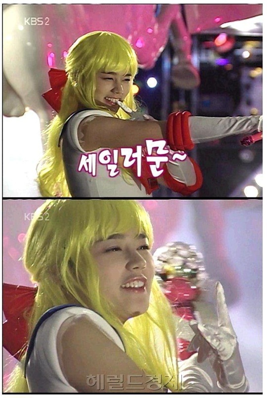 한가인(김현주/배우)
한가인 세일러문 시절에 네티즌들의 시선이 쏠렸다. 최근 한 온라인 커뮤니티에는 ‘한가인 세일러문 시절’이라는 제목으로 여러 장의 사진이 게재됐다. 공개된 사진은 2004년 KBS2 드라마 ‘애정의 조건’에서 나이트클럽 부킹녀 역할로 출연한 한가인의 모습. 노란색 긴 머리 가발에 세일러문 의상을 입고 깜찍한 포즈...