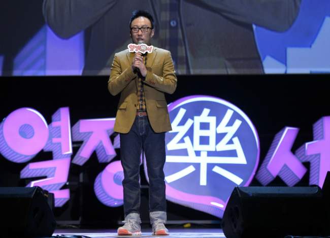 박명수(개그맨)
하지만 학창시절부터 음악에 대한 남다른 애착이 있었던 박명수는 개그맨으로 잘 나가는 동안에도 “언젠가 꼭 ‘내 노래’를 만들겠다”는 꿈이 있었다....떨겠다”며 깜짝 소식을 전했다. 그는 “지난 3개월간 열심히 공부해 무한도전 멤버들에게 노래 한 곡씩 만들어서 줄 예정이다”라며 “현재 이미 두 곡은 완성된 상태로 12월경 대중에...