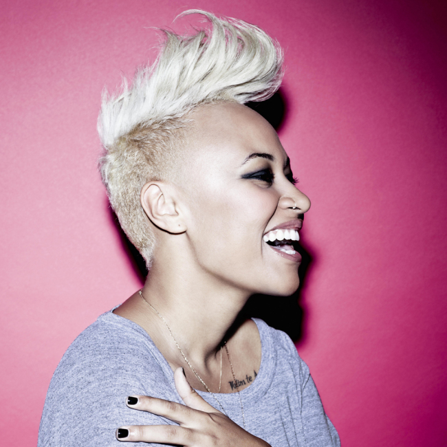 에밀리 산데(Adele Emeli Sande/가수)
영국의 여성 싱어송라이터 에밀리 산데의 데뷔 앨범 ‘아우어 버전스 오브 이벤츠(Our Versions Of Events)’ 스페셜 에디션이 23일 국내 발매됐다. 지난 2월 영국에 발매된 에밀리 산데의 데뷔 앨범은 5주 간 UK앨범차트 1위를 기록하고 33주 이상 차트 톱10을 유지했다. 이 앨범은 2012년 10월 현재 영국...