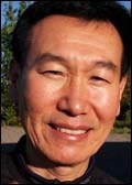 김덕진(공무원/대구시 교통국)
대구시 교통국 김덕진 주무관(시설6급)이 샛강살리기 원천기술 특허를 취득했다. 24일 대구시에 따르면 김 주무관이 하천수질 오염 근원 물질인 오수유출과 하수처리장 우수유입을 양방향으로 제어하는 우수토실용 가동식 자동웨어장치를 독자 개발해 최근 특허권을 취득하고 제품사업화에 성공했다.