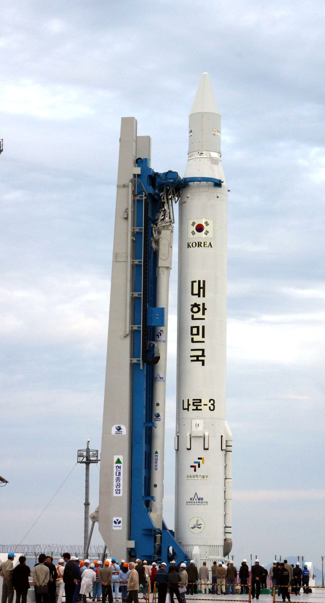 The Korea Space Launch Vehicle-1 is erected on the launch pad at the Naro Space Center on Wednesday.   Yonhap News