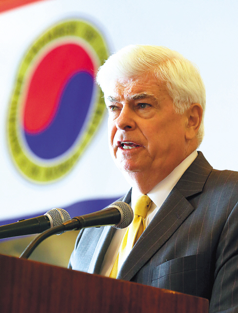 크리스토퍼 도드(Christopher Dodd/미국영화협회장)
<YONHAP PHOTO-1182> 크리스토퍼 도드 미국영화협회장 (서울=연합뉴스) 김연정 기자 = 크리스토퍼 도드(Christopher Dodd) 미국영화협회(MPA) 회장이 24일 오후 서울 용산구 한남동 그랜드 하얏트 서울에서 열린 주한미국상공회의소 오찬 간담회에서 인사말을 하고 있다.
Christopher Dodd