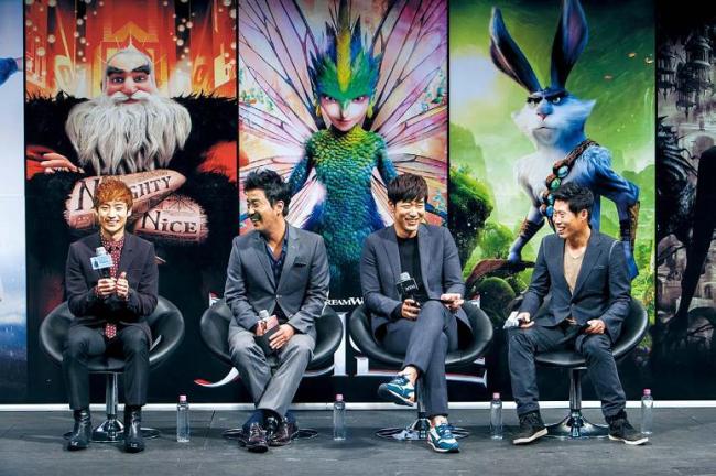 6From left: Actors Lee Je-hoon,
Ryu Seung-ryong, Lee Jong-hyuk
and Yoo Hae-jin laugh during
a press meeting in Seoul on
Tuesday. The four actors voiced
characters in the upcoming
3-D computer-animated film
“Rise of the Guardians.” 1st Look