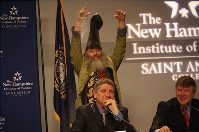 버민 슈프림(Vermin Supreme/화제인물)
버락 오바마 미국 대통령과 밋 롬니 공화당 후보가 접전을 벌이고 있는 가운데 SNS 세상에서 만큼은 이들 못지 않은 인기를 누리는 이색후보가 있다.
버민 슈프림(Vermin Supreme), 외모도 독특 하지만 독특한 공약 내용 또한 특이하다. 버민 슈프림이 내건 공약은 크게 네 가지다. △“국가 경쟁력 강화를 위해” 양치질을 법으로 의무화 △좀비(공포영화에 나오는 부활한 시체)를 에너지 생산에 활용 △“과거로 가서 아기 히틀러를 죽이기 위해” 시간여행 연구에 재정지원 △모든 미국인에게 조랑말 무상 지급 등이다.