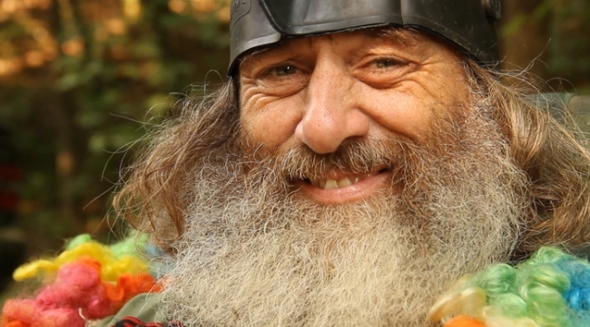 버민 슈프림(Vermin Supreme/화제인물)
버락 오바마 미국 대통령과 밋 롬니 공화당 후보가 접전을 벌이고 있는 가운데 SNS 세상에서 만큼은 이들 못지 않은 인기를 누리는 이색후보가 있다.
버민 슈프림(Vermin Supreme), 외모도 독특 하지만 독특한 공약 내용 또한 특이하다. 버민 슈프림이 내건 공약은 크게 네 가지다. △“국가 경쟁력 강화를 위해” 양치질을 법으로 의무화 △좀비(공포영화에 나오는 부활한 시체)를 에너지 생산에 활용 △“과거로 가서 아기 히틀러를 죽이기 위해” 시간여행 연구에 재정지원 △모든 미국인에게 조랑말 무상 지급 등이다.