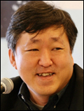 이우혁(소설가)
‘한국형 판타지의 효시’로 불리며 누적판매 1000만부를 넘어선 ‘퇴마록’의 작가 이우혁(48)이 청소년을 대상으로 한 첫 판타지 소설 ‘고타마’(비룡소)를 냈다. 이우혁은 이 소설을 두고 “내 목소리가 처음으로 담긴 소설”이라고 했다. 소설가란, 소설쓰기란 무엇인가, 긴 회의 끝에 얻어낸 답이 소설에 들어있다는 얘기다