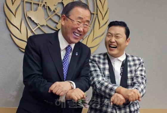 반기문(좌/UN사무총장),싸이(박재상/가수)
반기문 말춤