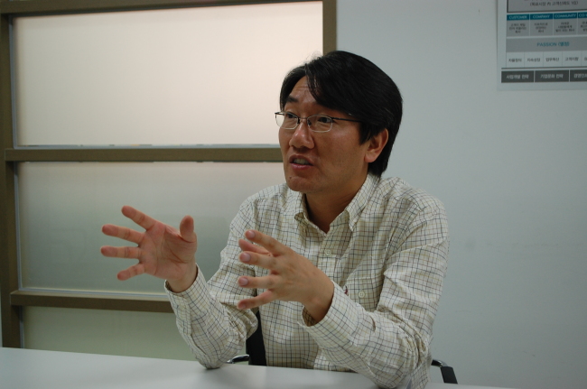 김성일(기업인/현대미디어 대표)
‘미드’(미국드라마) ‘영드’(영국〃) ‘일드’(일본〃)의 대표작을 꼽긴 쉬워도 ‘중드’의 인기작을 단박에 입에 올리긴 어렵다. 13억 인구가 봤다는 중국의 국민드라마도 5000...하사극 ‘삼국지’의 시청률은 내내 상위권에 머물러 있다. 25일 시청률조사회사 AGB닐슨미디어 조사에 따르면 일요일 오전시간대 방영되는 ‘삼국지’는 지난 14일 케이블TV 시청률 ..