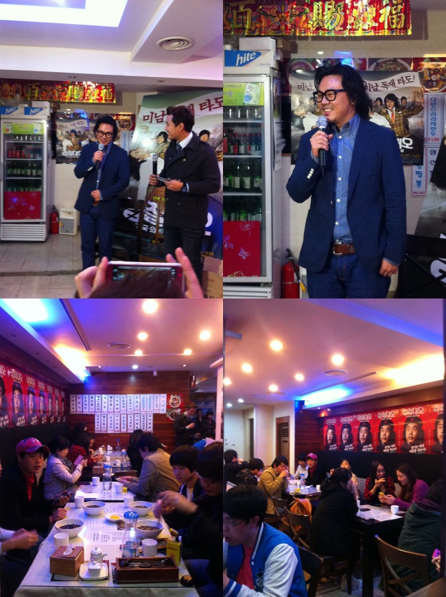 김인권(배우)
짜장면은 무료, 서빙은 김인권’ 영화 ‘강철대오: 구국의 철가방’이 개봉 임박 기념으로 준비한 일일 중국집이 관객들의 큰 관심 속 성황리에 마무리 됐다. 지난 10월 24일 오전 11시부터 서울 신사동의 한 중국집에서 진행된 이번 일일 중국집 이벤트는 쿠폰을 지참하고 방문한 고객들에게 짜장면을 무료로 제공했다.
