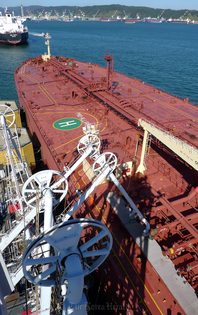 Loading arms at a dock of the SK Innovation Ulsan Complex put diesel into an oil tanker Tuesday. The diesel is exporting to Indonesia, one of countires from which SK Innovation import crude oil.   SK Innovation