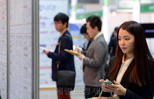 25일 오전 서울 삼성동 코엑스에서 지식경제부가 주최하고 코트라가 주관하는 '2012 외국인투자기업 채용박람회'가 열리고 있는 가운데 구직자들이 채용정보를 열람하고 있다./ 안훈기자 rosedale@ 2012.10.25