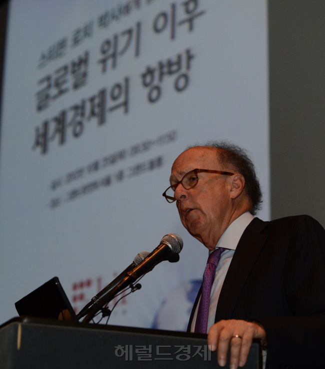 25일 하얏트호텔에서 열린 한국금융연구원 주최 '스티븐 롯치 박사 초청 강연회'에서 스티븐 롯치 박사가 '글로벌 위기이후 세계경제의 향방'이라는 제묵으로 강연을 하고 있다.<br />정희조 기자/checho@heraldcorp.com 121025
25일 하얏트호텔에서 열린 한국금융연구원 주최 '스티븐 롯치 박사 초청 강연회'에서 스티븐 롯치 박사가 '글로벌 위기이후 세계경제의 향방'이라는 제묵으로 강연을 하고 있다.
정희조 기자/checho@heraldcorp.com 121025
스티븐 로치 미국 예일대 교수는 25일 서울 한남동 그랜드하얏트호텔에서 금융연구원 주최로 열린 토론회에서 “글로벌 경제가 회복하려면 무역마찰과 보호무역주의에 대한 유혹을 뿌리치고 글로벌 불균형 축소에 주력해야 한다”고 밝혔다.  정희조 기자/checho@heraldcorp.com