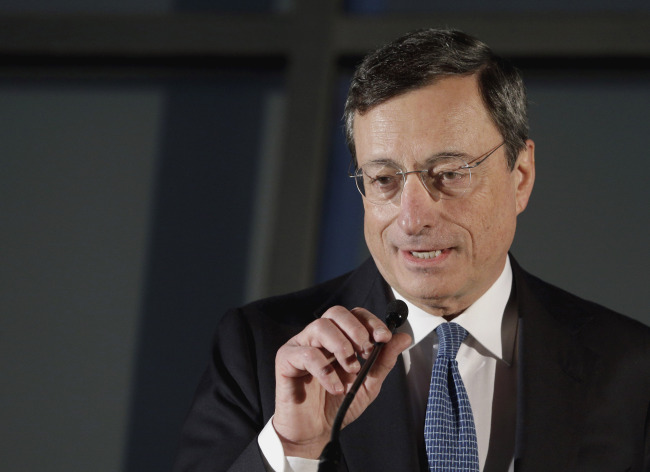 마리오 드라기(Mario Draghi/금융인/유럽중앙은행 총재)
ECB president Mario Draghi addresses the media on Wednesday.
AP-Yonhap News
