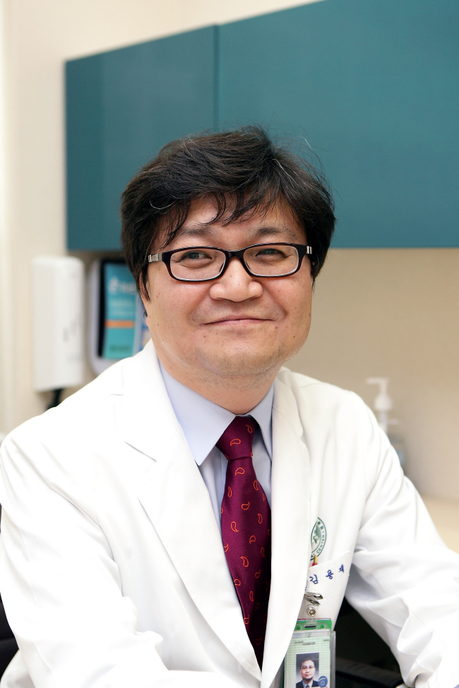 김용재(의사)
이대목동병원 뇌졸중센터(센터장 김용재)는 대한뇌졸중학회로부터 ‘뇌졸중 전문 치료실’ 인증을 획득했다고 25일 밝혔다. 뇌졸중 전문 치료실 인증제도는 대한뇌졸중학회가 뇌졸중 전문 치료실의 시설 및 장비 운영, 인력 평가와 환자 및 보호자 교육, 혈전용해술 현황 등 뇌졸중 관련 모든 치료과정에 대한 서류 심사와 현장 확인을 거쳐 인증하는 제도로, 이번 인증...