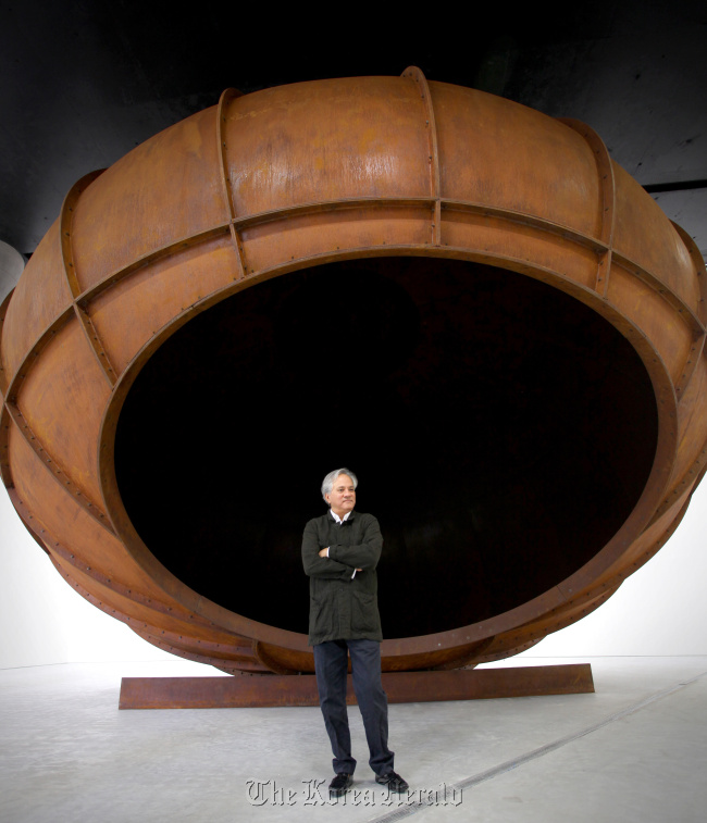 애니쉬 카푸어(Anish Kapoor/미술인)
Anish Kapoor stands in front of his work “Untitled.”    Leeum