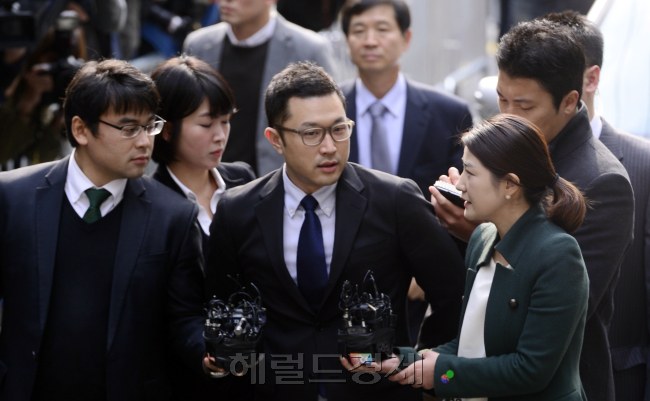 Lee Si-hyung (center), President Lee Myung-bak’s only son, appears at the independent counsel’s office in southern Seoul on Thursday.
Park Hae-mook/The Korea Herald