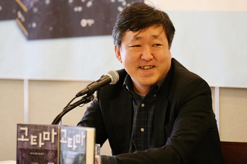 이우혁(소설가)
망설이고 나약해보이는 듀란을 통해 세상을 움직이는 가장 강한 힘은 물리적인 힘이 아니라 생각하는 힘이란 점을 들려주고자 한다. 힘을 원하는 듀란은 고타마로부터 구하기만 하면 어떤 ...된다. 생각을 집중하고 상상력을 구체화해야 한다.
