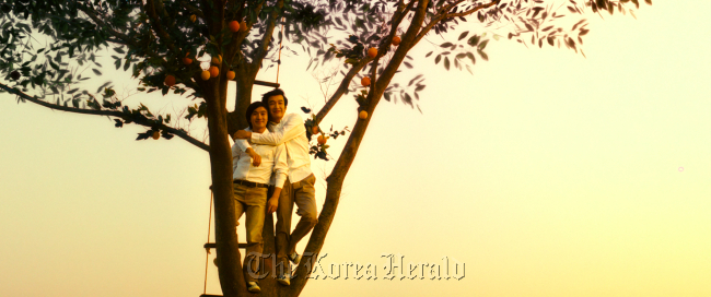 A scene from actress-turned-director Koo Hye-sun’s second feature film “The Peach Tree.”   Joy n Contents Group
