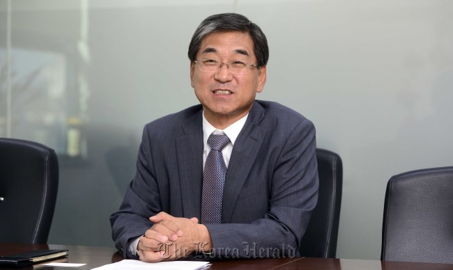 이기형 마이크로필터 CEO. 박해묵 기자/mook@heraldcorp.com
Lee Kee-hyoung, CEO of Microfilter, speaks during a recent interview.   Park Hae-mook/The Korea Herald