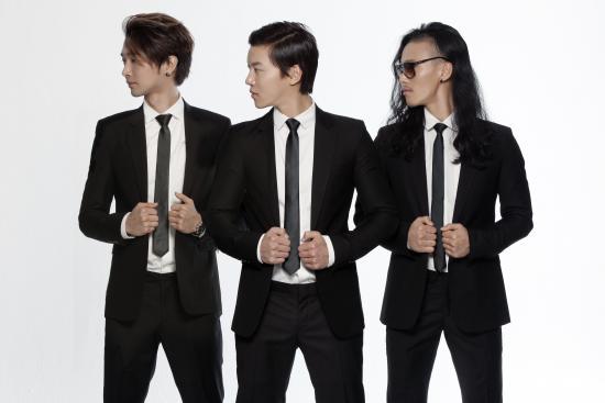 몬스터즈(Monsterz/가수/남자그룹)
노래면 노래, 춤이면 춤, 뮤직비디오부터 음반제작에 이르기까지 다방면에서 뛰어난 4차원적 매력으로 똘똘 뭉친 남성 3인조 그룹 몬스터즈가 신인답지 않은 중독성 있는 음악과 유쾌하지만 강렬하고 파워풀한 퍼포먼스로 대중들의 눈을 사로잡고 있다.