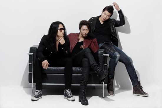 몬스터즈(Monsterz/가수/남자그룹)
노래면 노래, 춤이면 춤, 뮤직비디오부터 음반제작에 이르기까지 다방면에서 뛰어난 4차원적 매력으로 똘똘 뭉친 남성 3인조 그룹 몬스터즈가 신인답지 않은 중독성 있는 음악과 유쾌하지만 강렬하고 파워풀한 퍼포먼스로 대중들의 눈을 사로잡고 있다.