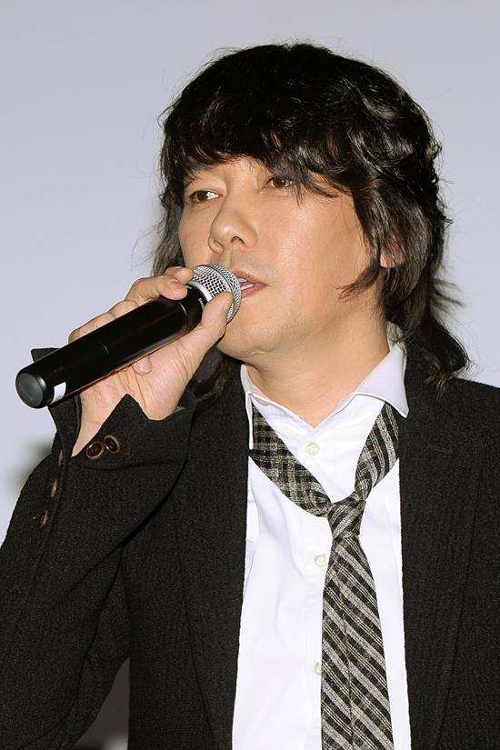 김장훈(가수)
가수 김장훈이 자살시도에 대한 배경을 밝혔다. 김장훈은 10월 25일 오전 11시 서울 영등포구 여의도동 IFC몰 CGV에서 10집 앨범 발매 쇼케이스 자리에 참석해 “아픔은 이것으로 끝났으면 좋겠다”고 입을 열었다. 김장훈은 “그 동안 힘든 일이 많이 있었다. 힘드니까 술을 많이 먹었고 올해부터 공항장애약이나 수면제 약도 술과 함께 먹었다”고 말한 ...