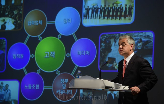한국GM이 25일 오전 인천 부평 한국GM 본사 홍보관에 '한국GM 출범 10주년 기자간담회'를 열고 세르지오 호샤 한국GM 사장이 미래 성장 전략에 대해 프리젠테이션을 가지고 있다. 이 날 세르지오 호샤 한국GM 사장은 25일 “차세대 신제품, 파워트레인, 친환경차량, 첨단 디자인 개발 등에 향후 매년 1조원 이상을 투자할 것”이라고 밝혔다. 박해묵 기자/mook@heraldcorp.com
GM Korea president and CEO Sergio Rocha speaks during a press conference held at the carmaker’s headquarters in Bupyeong, Incheon, Thursday.   Park Hae-mook/The Korea Herald