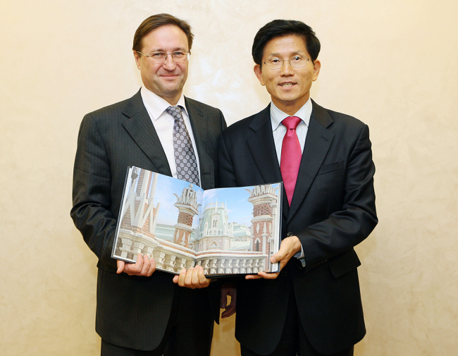 Gyeonggi Gov. Kim Moon-soo (right) poses with Alyoshin Aleksei Vladislavovich, first deputy director general of Russian Technologies State Corp., in Moscow Thursday after agreeing to sign an MOU on its joint venture with Gyeonggi-based companies.   Gyeonggi provincial office