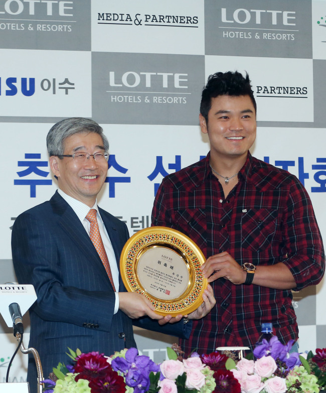 추신수(야구선수/클리블랜드 인디언스)
Cleveland Indians outfielder Choo Shin-soo (right) poses with Lotte Hotel CEO Song Yong-dok after being named a goodwill ambassador for Lotte Hotel during a ceremony in Seoul on Thursday.   Yonhap News