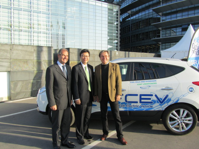 Ambassador to the European Union and Belgium Kim Chang-beom (center) poses with EU parliamentarians during an event to test-drive a fuel-cell vehicle of Hyundai Motor in Strasbourg, France, on Wednesday.
Yonhap News