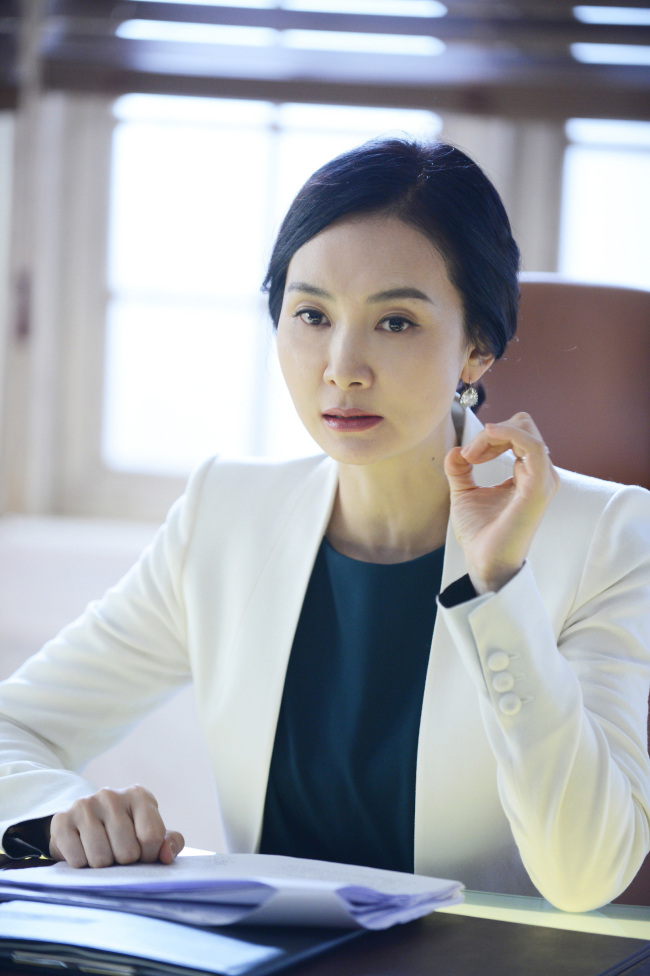 채시라(배우)
SBS 주말특별기획 ‘다섯손가락’의 채시라가 3000명 앞에서 키스했던 사연을 공개했다. ‘다섯손가락’의 조명감독이자 1991년 MBC 드라마 ‘여명...’에서 조명을 담당했던 김근수 감독은 “중국 하얼빈에서 ‘여명의 눈동자’를 촬영할 당시 채시라와 최재성의 ‘철조망 키스’ 장면에서 무려 3000여 명에 이르는 군인을 포함한 중국인...