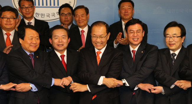 Saenuri Party Chairman Hwang Woo-yea (third from left), Advancement and Unification Party chief Rhee In-je (second from left) and other party officials pose at a news conference at the National Assembly on Thursday.   Yonhap News