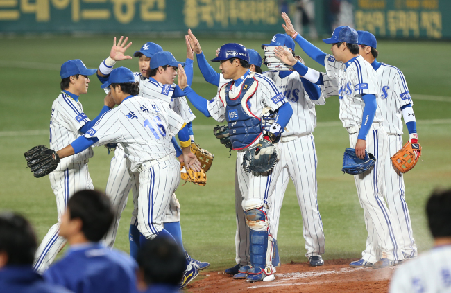 Samsung Lions players celebrate after beating SK Wyverns 8-3 to take the 2-0 series lead in the Korean Series at Daegu baseball Stadium on Thursday.  (Yonhap News)