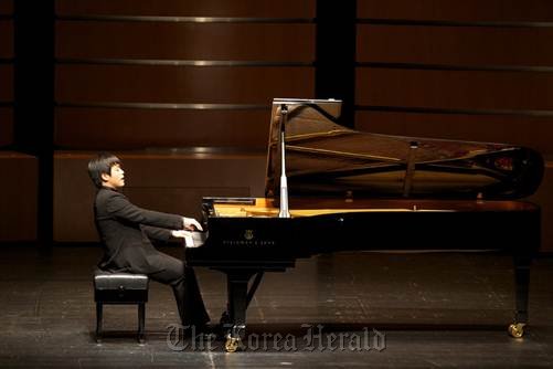 Pianist Kim Sun-wook performs Beethoven piano sonatas on Nov. 8 at LG Art Center.   LG Art Center